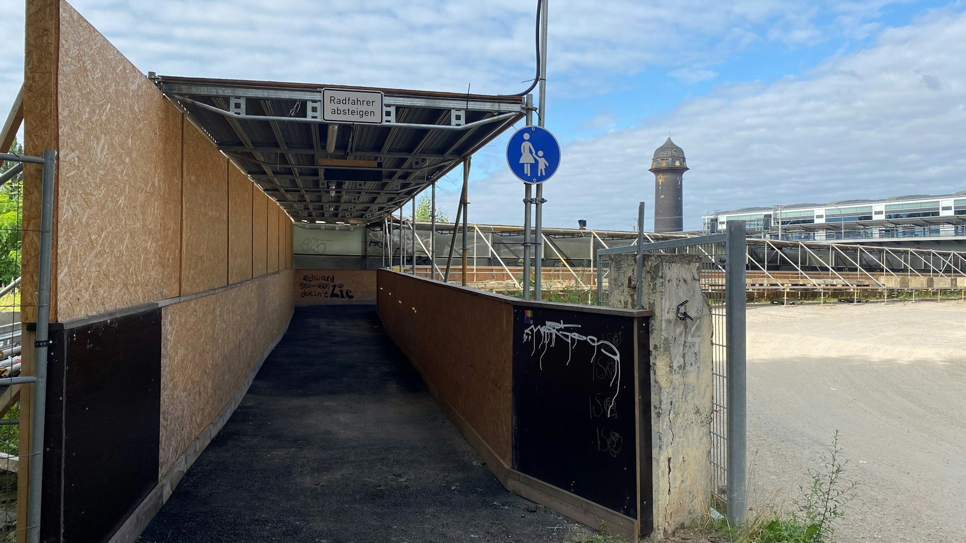 Ein Provisorium, aber solide gebaut. Dieser Fußgängergang soll Anwohnern des Bahnhofs Ostkreuz (im Hintergrund) Umwege ersparen. Nun ist er nach monatelangem Leerstand eröffnet worden.