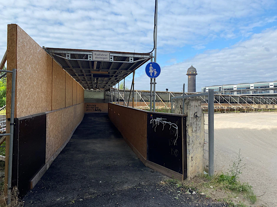 Ein Provisorium, aber solide gebaut. Dieser Fußgängergang soll Anwohnern des Bahnhofs Ostkreuz (im Hintergrund) Umwege ersparen. Nun ist er nach monatelangem Leerstand eröffnet worden.