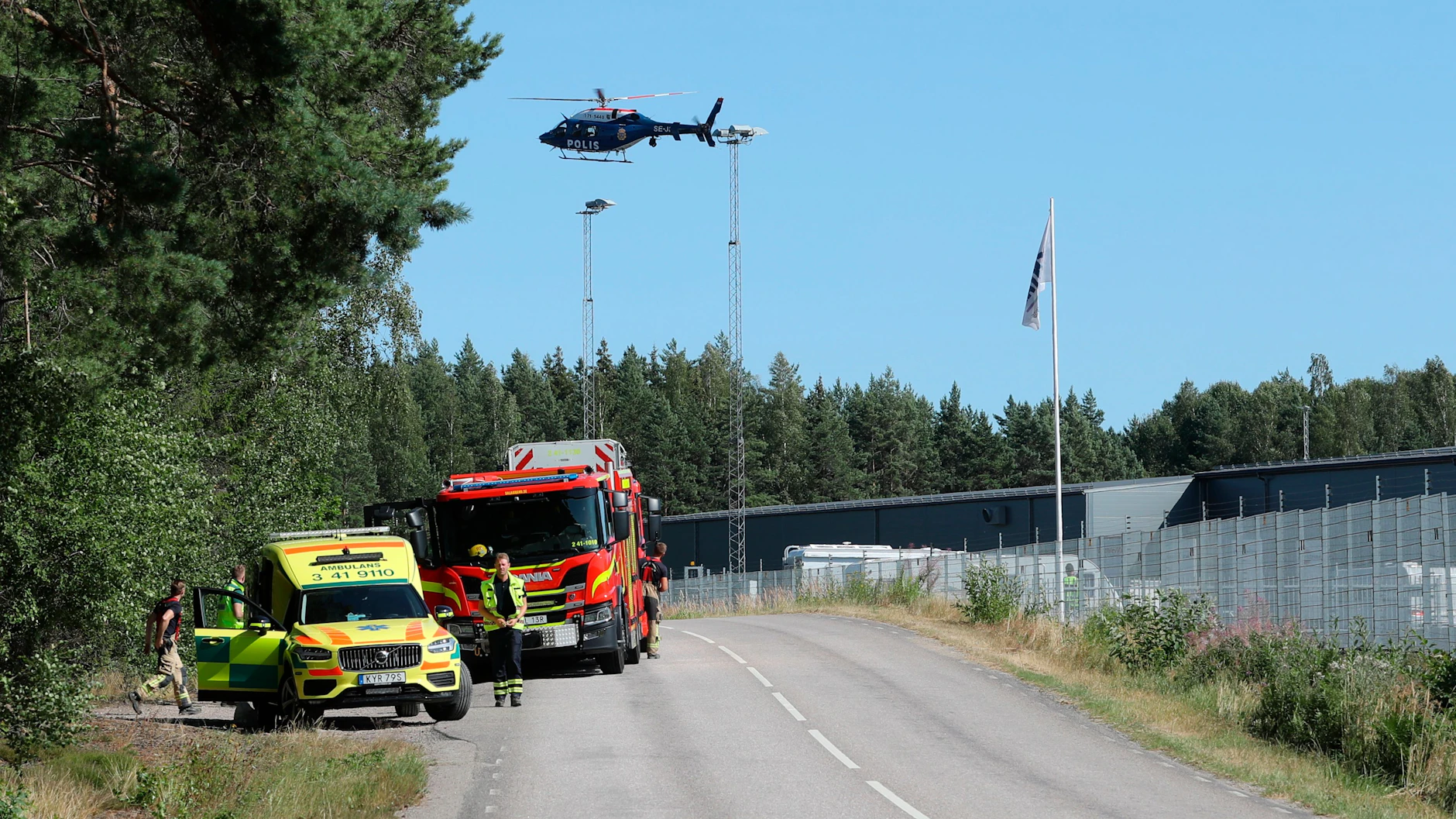 Polizei, Feuerwehr und Rettungsdienst sind im Einsatz. Zwei Insassen einer geschlossenen Haftanstalt in Schweden haben zwei Wärter als Geiseln genommen.