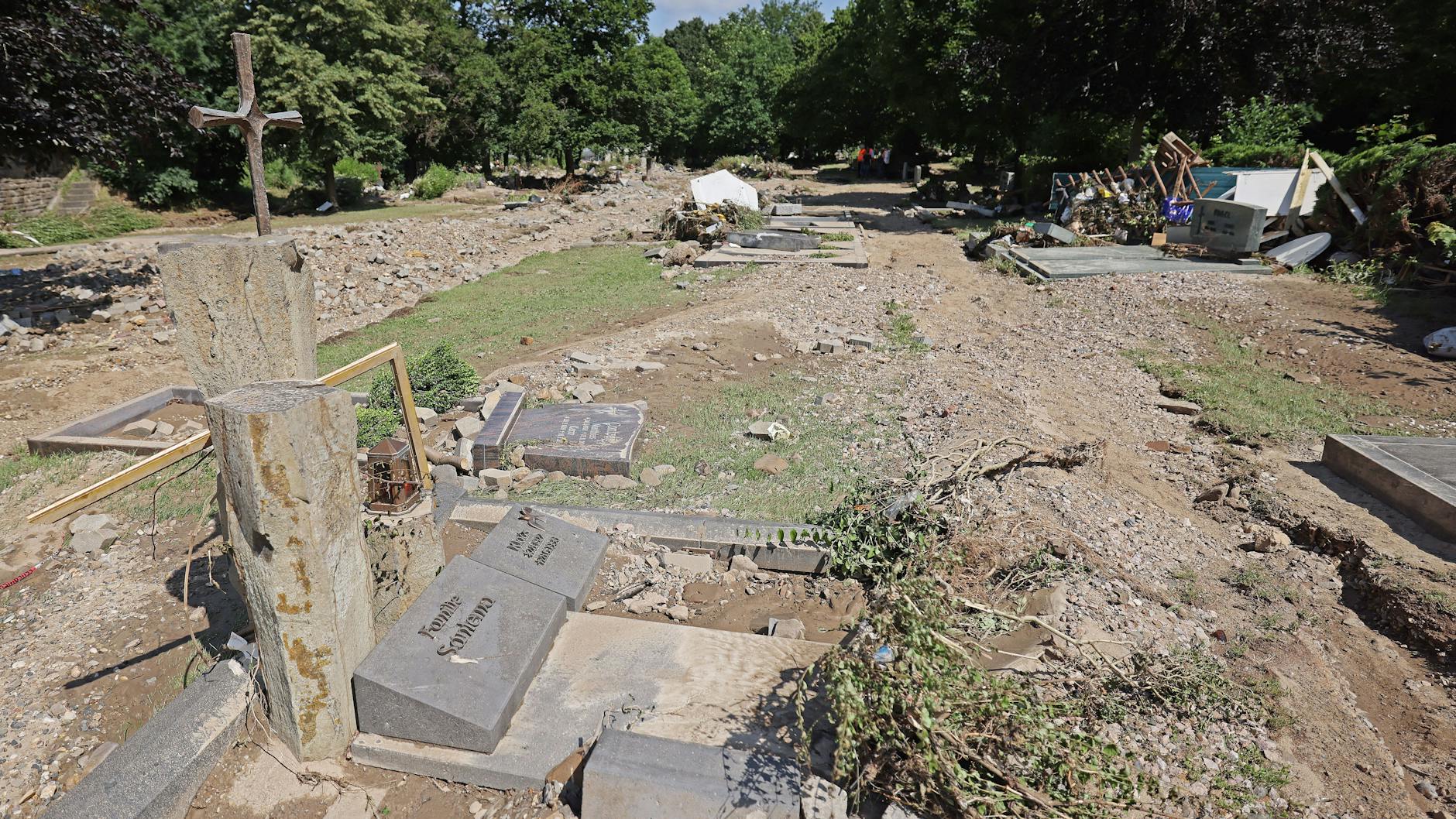 Der zerstörte Friedhof von Bad Münstereifel. 