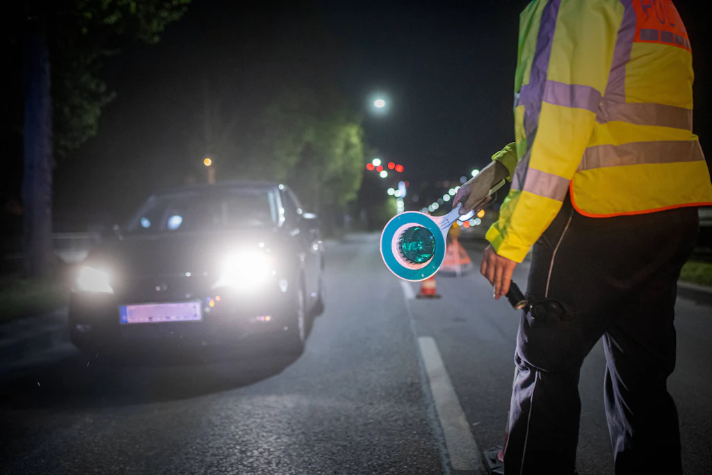 Entlarvt! 17 Mythen aus dem Straßenverkehr: Was gilt, wenn der Parkscheinautomat kaputt ist? Darf man quer parken? Ist das Benutzen der Lichthupe Nötigung?