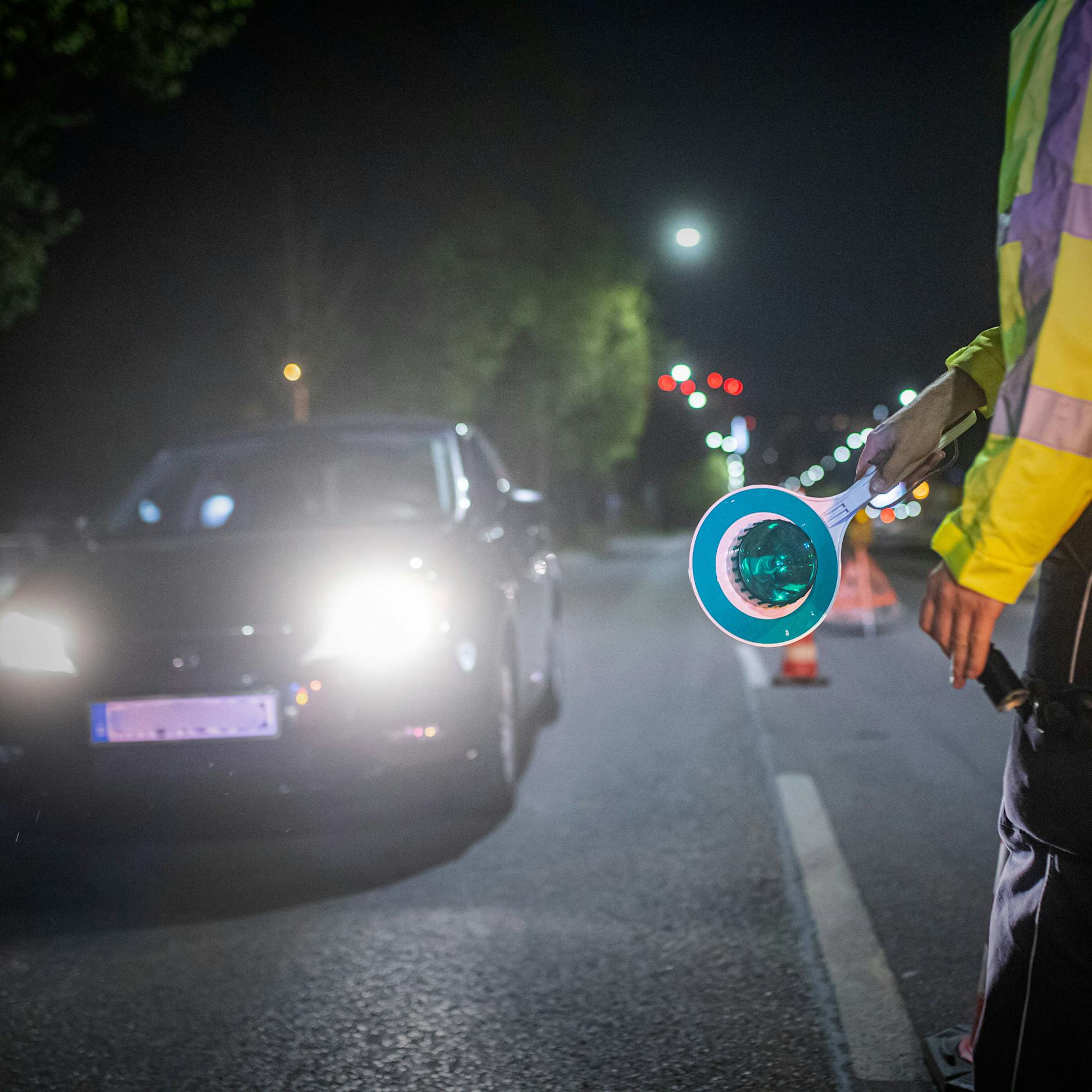 Entlarvt! 17 Mythen aus dem Straßenverkehr: Was gilt, wenn der Parkscheinautomat kaputt ist? Darf man quer parken? Ist das Benutzen der Lichthupe Nötigung?