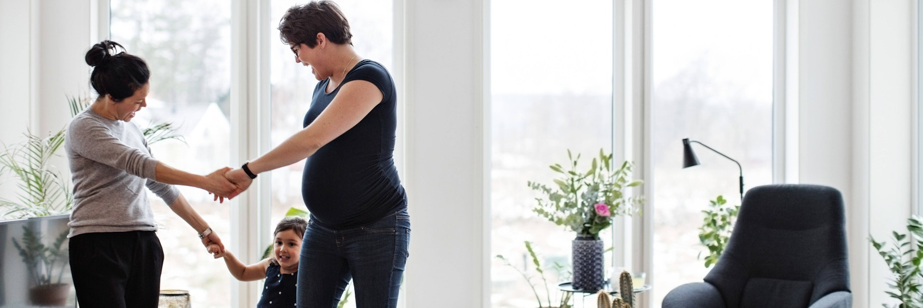 Bald zu viert: Zwei Mütter mit ihrer Tochter tanzen in ihrer Wohnung (Symbolfoto).