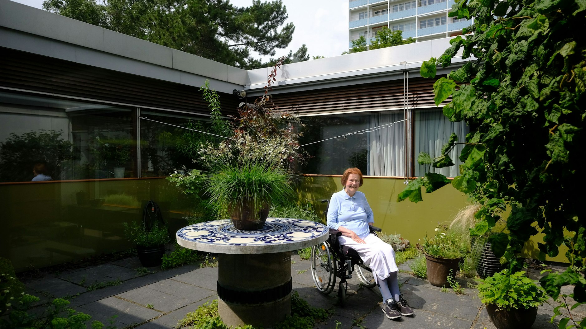 Seit 1959 im Hansaviertel: Hanna Knebusch vor ihrem Arne-Jacobsen-Bungalow.<br>