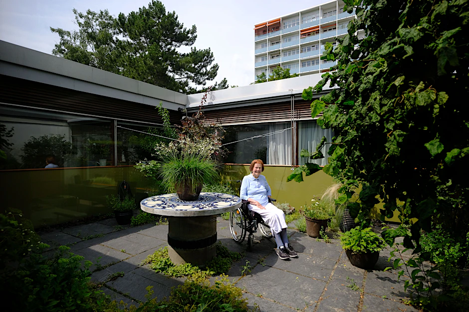 Seit 1959 im Hansaviertel: Hanna Knebusch vor ihrem Arne-Jacobsen-Bungalow.<br>