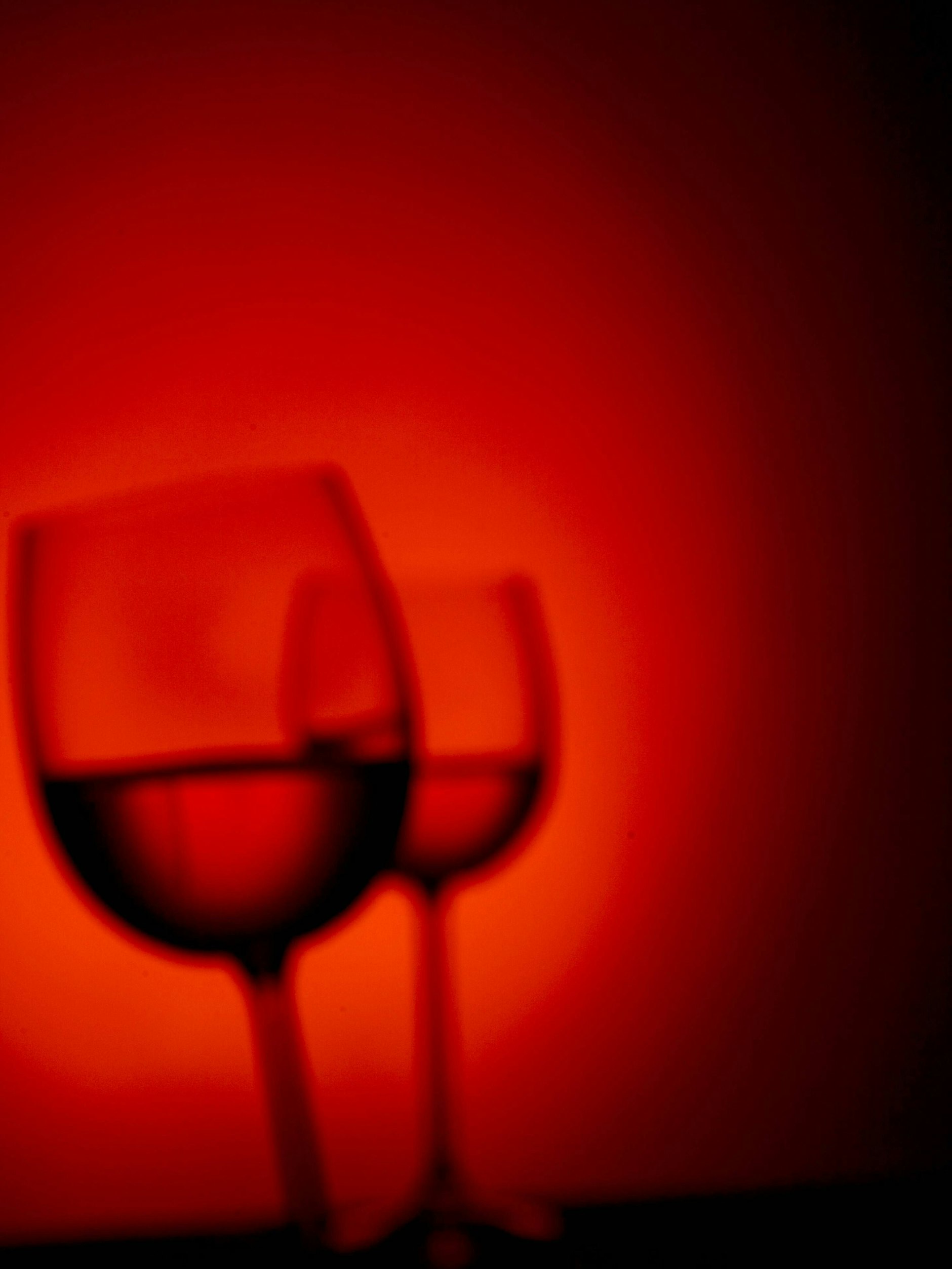 In einem Glas Wein (0,2 Liter) stecken 17,6 Gramm Alkohol und 143 Kilokalorien.