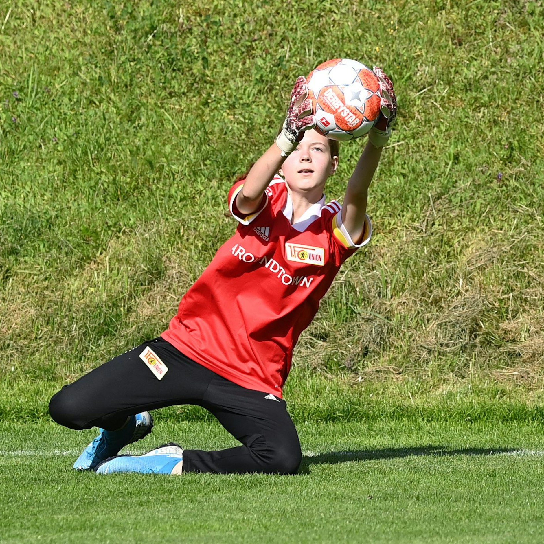 &nbsp;Michelle Gerhardt hechtet sehr professionell den Bällen nach.