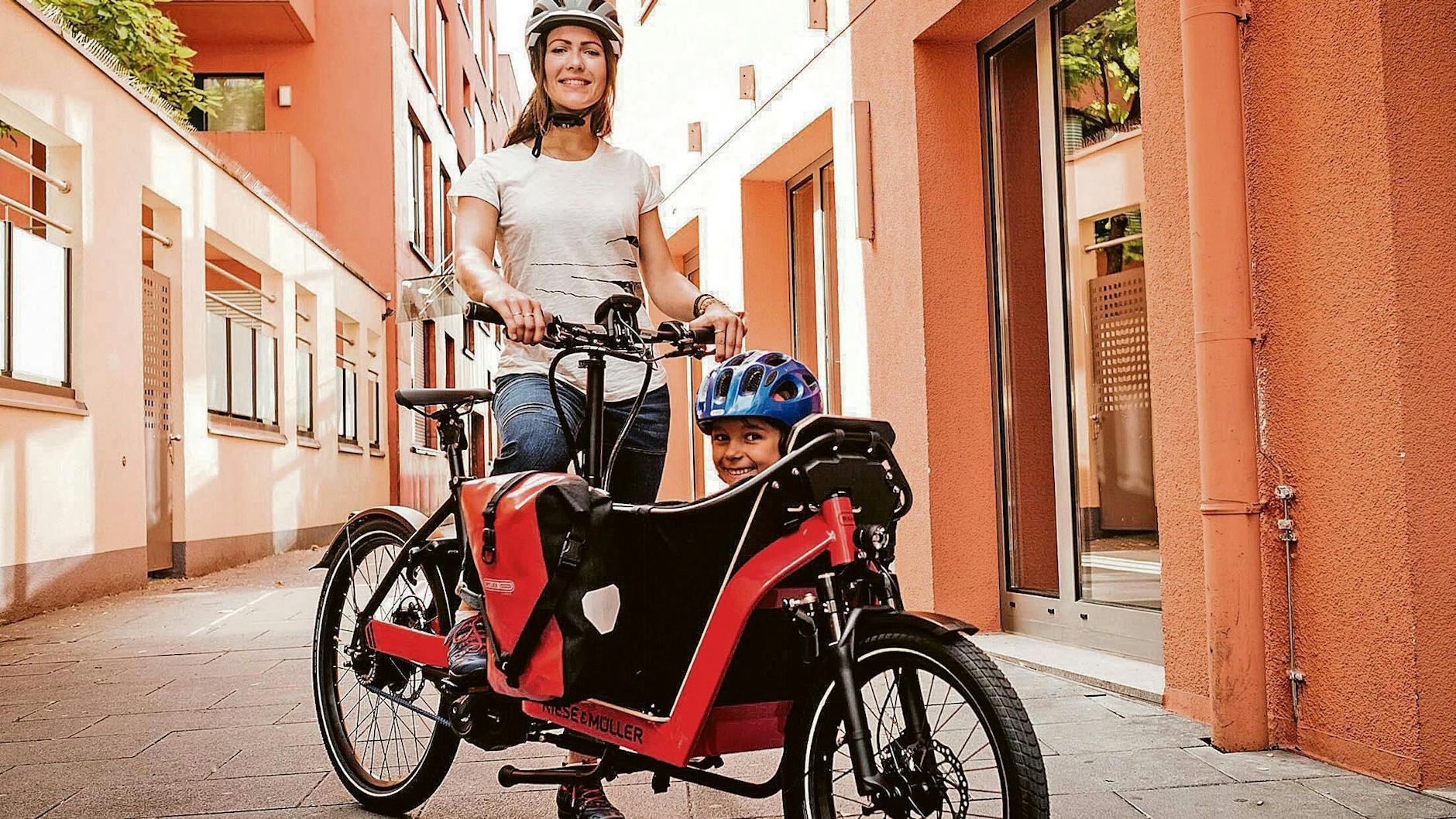 Lastenräder bieten vorne Platz für bis zu zwei Kinder, die Boxen neigen aber dazu, bei einem Unfall in den Gegenverkehr zu schleudern.