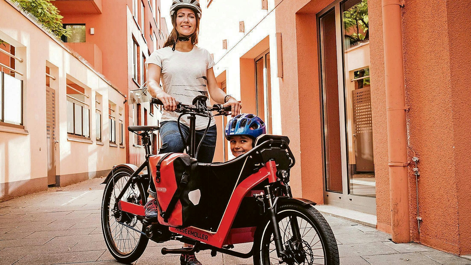 Lastenräder bieten vorne Platz für bis zu zwei Kinder, die Boxen neigen aber dazu, bei einem Unfall in den Gegenverkehr zu schleudern.