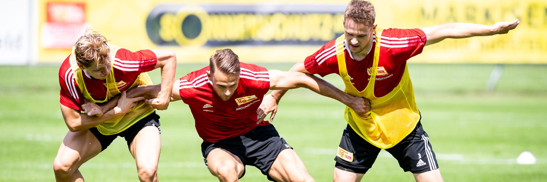 Der Konkurrenzkampf wird mit Haken und Ösen geführt beim 1. FC Union: Hier dankenswerterweise sinnbildlich vorgeführt von den Herren Julian Ryerson, Marcus Ingvartsen und Paul Jaeckel (v.l.).