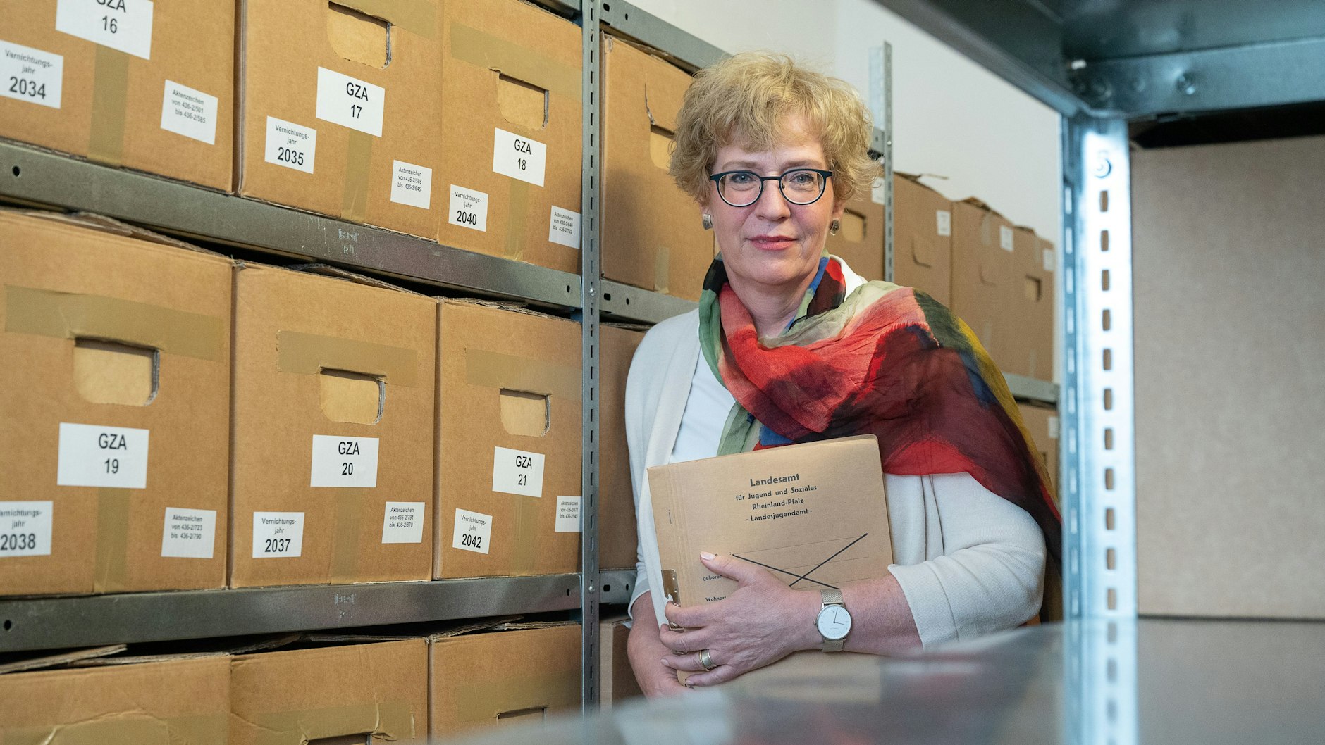 Iris Egger-Otholt, Leiterin der zentralen Adoptionsvermittlung für Hessen und Rheinland-Pfalz, steht im Archiv, in dem die Akten von Adoptionsverfahren liegen.