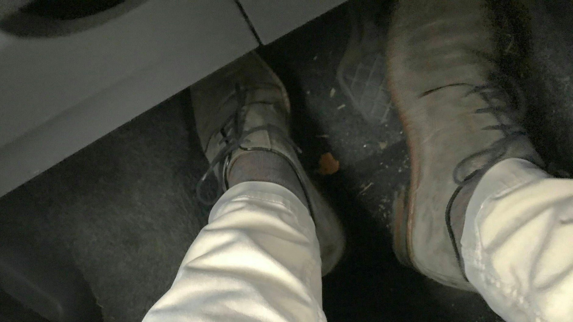 Feste Schuhe im Auto dienen der Sicherheit. 