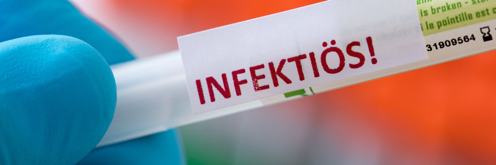 Die Gesundheitsämter in Deutschland haben dem Robert Koch-Institut (RKI) binnen eines Tages 1890 Corona-Neuinfektionen gemeldet.&nbsp;