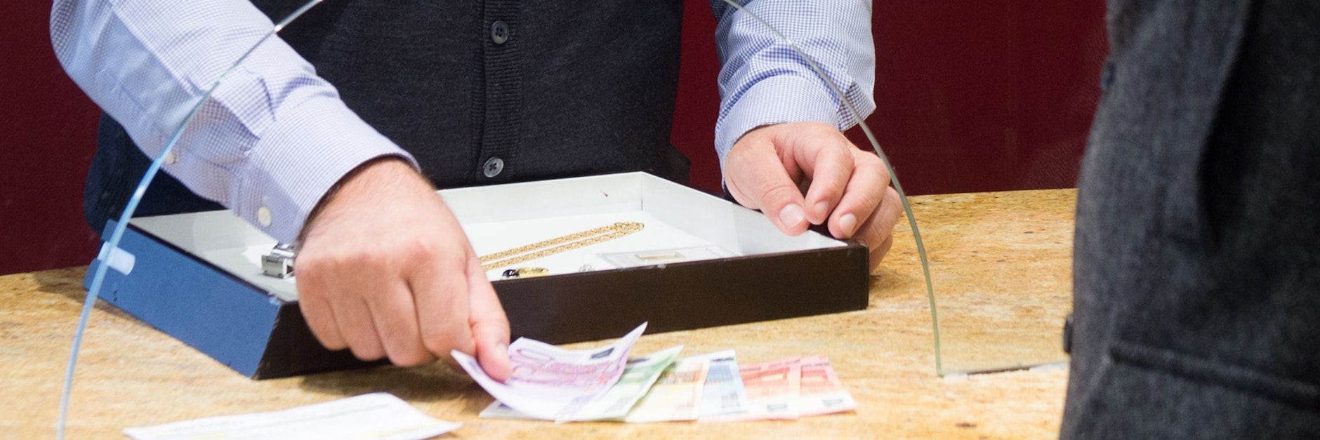 Geld gegen Pfand – ein solcher Kredit ist in der Regel unkompliziert. Wegen der Kosten lohnt er aber nur kurzfristig zur Überbrückung.