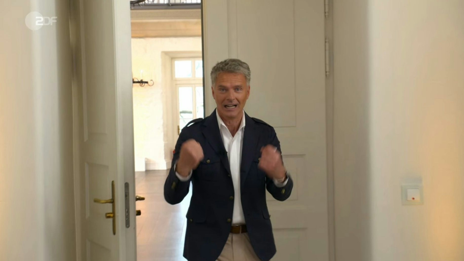 Jörg Pilawa freut sich, bei „Bares für Rares" so viel Geld für seinen alten Schatz bekommen zu haben und will das Geld spenden.