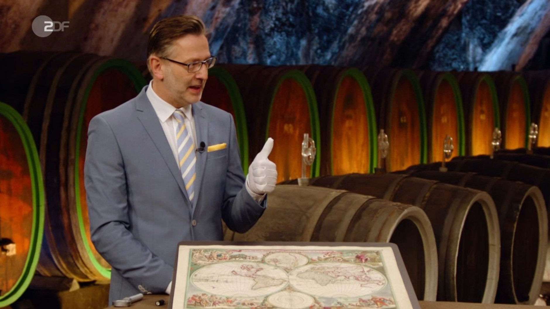 „Bares für Rares"-Experte Detlev Kümmel ist schwer beeindruckt von der Weltkarte, die zum Verkauf steht.