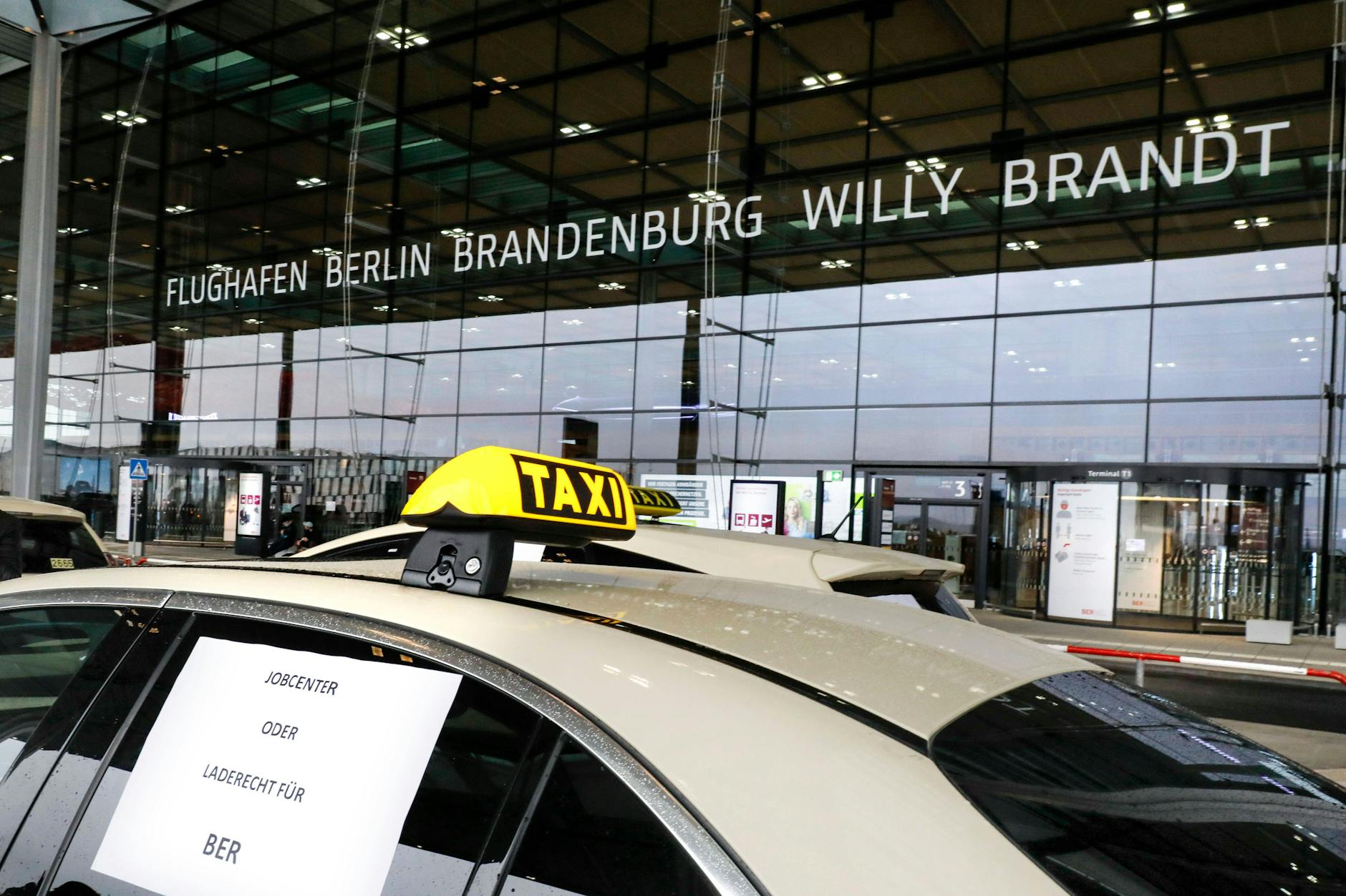 Ein Taxi am Flughafen BER. Im vergangenen Oktober war der Hauptstadt-Airport Ziel einer Taxi-Demonstration. Es ging um die Vereinbarung, die nur 300 Berliner Taxis am BER erlaubt. 