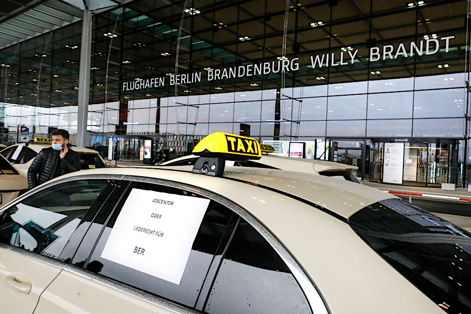 Ein Taxi am Flughafen BER. Im vergangenen Oktober war der Hauptstadt-Airport Ziel einer Taxi-Demonstration. Es ging um die Vereinbarung, die nur 300 Berliner Taxis am BER erlaubt.&nbsp;
