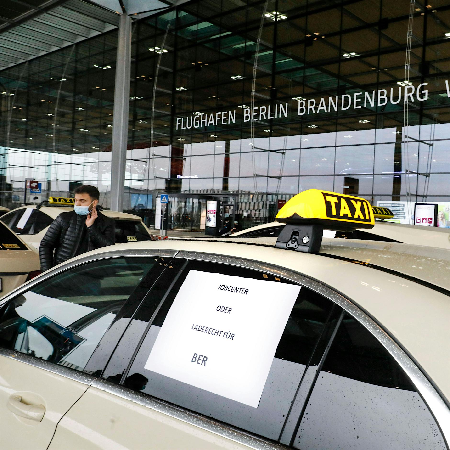 Taxi-Notstand am Flughafen BER: Wie sich Berlin und Brandenburg blamieren