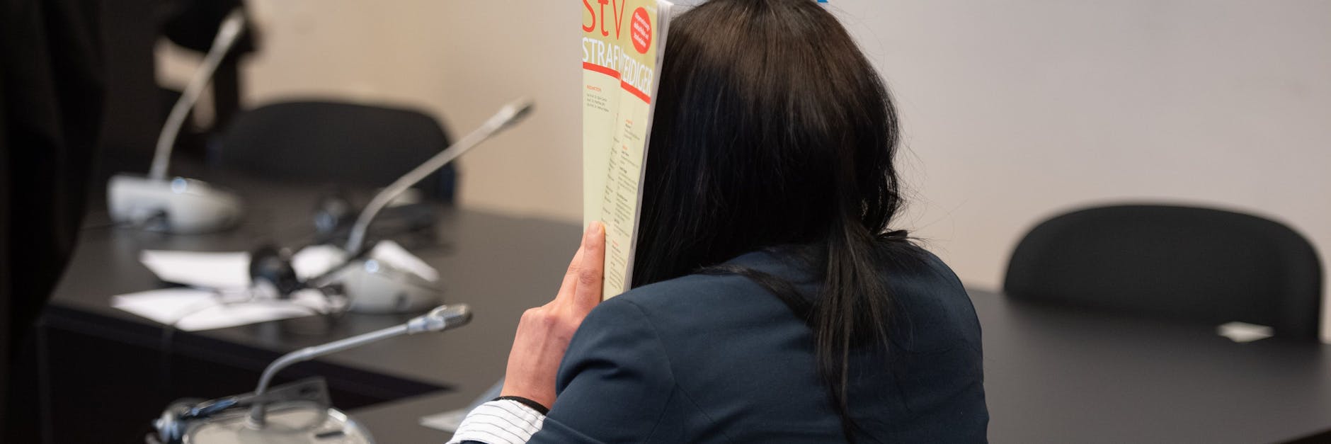 Die Witwe des Berliner Rappers und späteren IS-Mitglieds Denis Cuspert alias Deso Dogg vor Gericht.