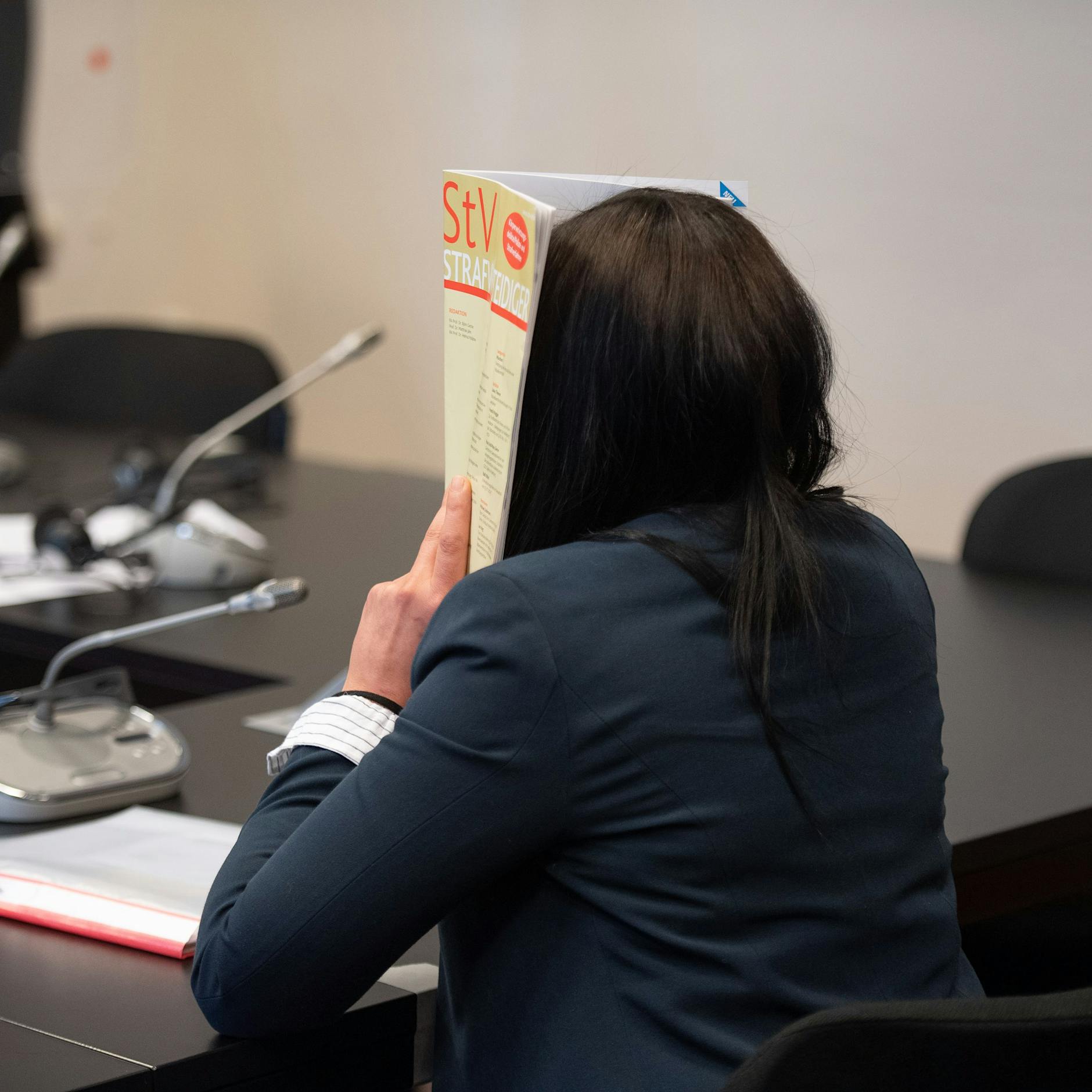 Frauen für den IS versklavt: Rapper-Witwe zu vier Jahren Haft verurteilt!