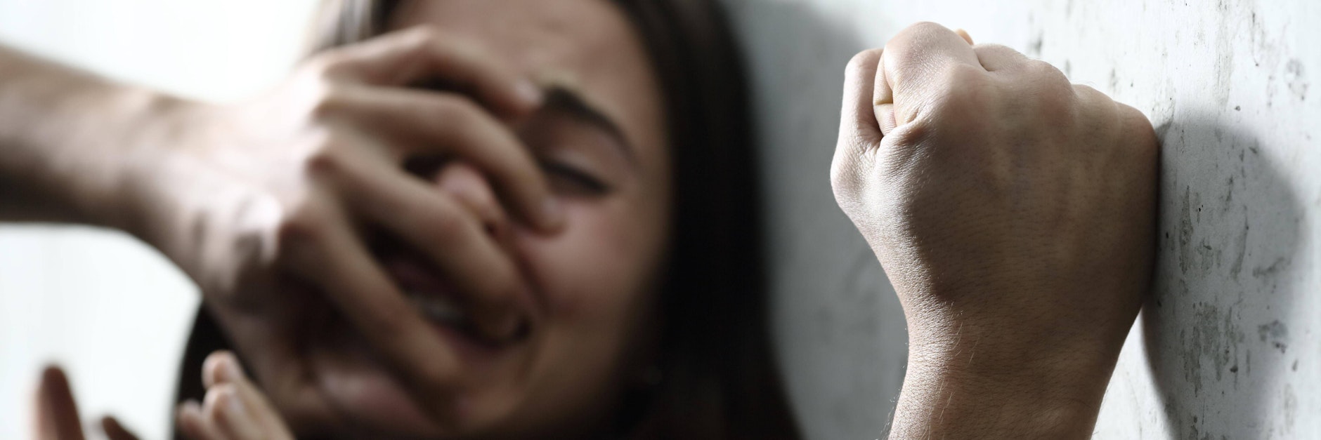 Eine junge Frau wird bedrängt (Symbolfoto).