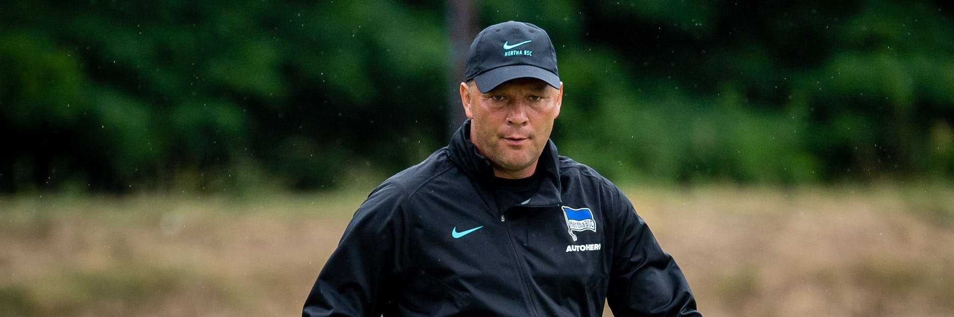 Trainer Pal Dardai von Hertha BSC hat für eine ordentliche Saisonvorbereitung zu wenig Spieler im Kader.