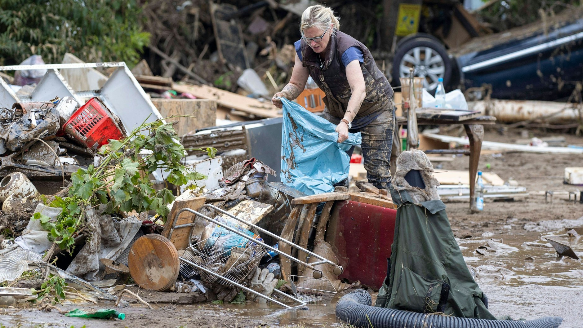 In Mayschoß hat das Hochwasser extrem gewütet, die Bewohner des Ortes warteten tagelang auf Hilfe, seit Sonntagabend ist die Bundeswehr und das THW im Ort. 