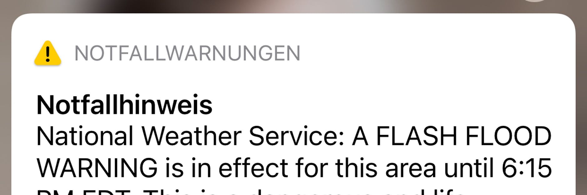 Eine Warnung des nationalen Wetterdienstes erscheint per Cell Broadcasting auf dem Display eines Smartphones zu sehen.