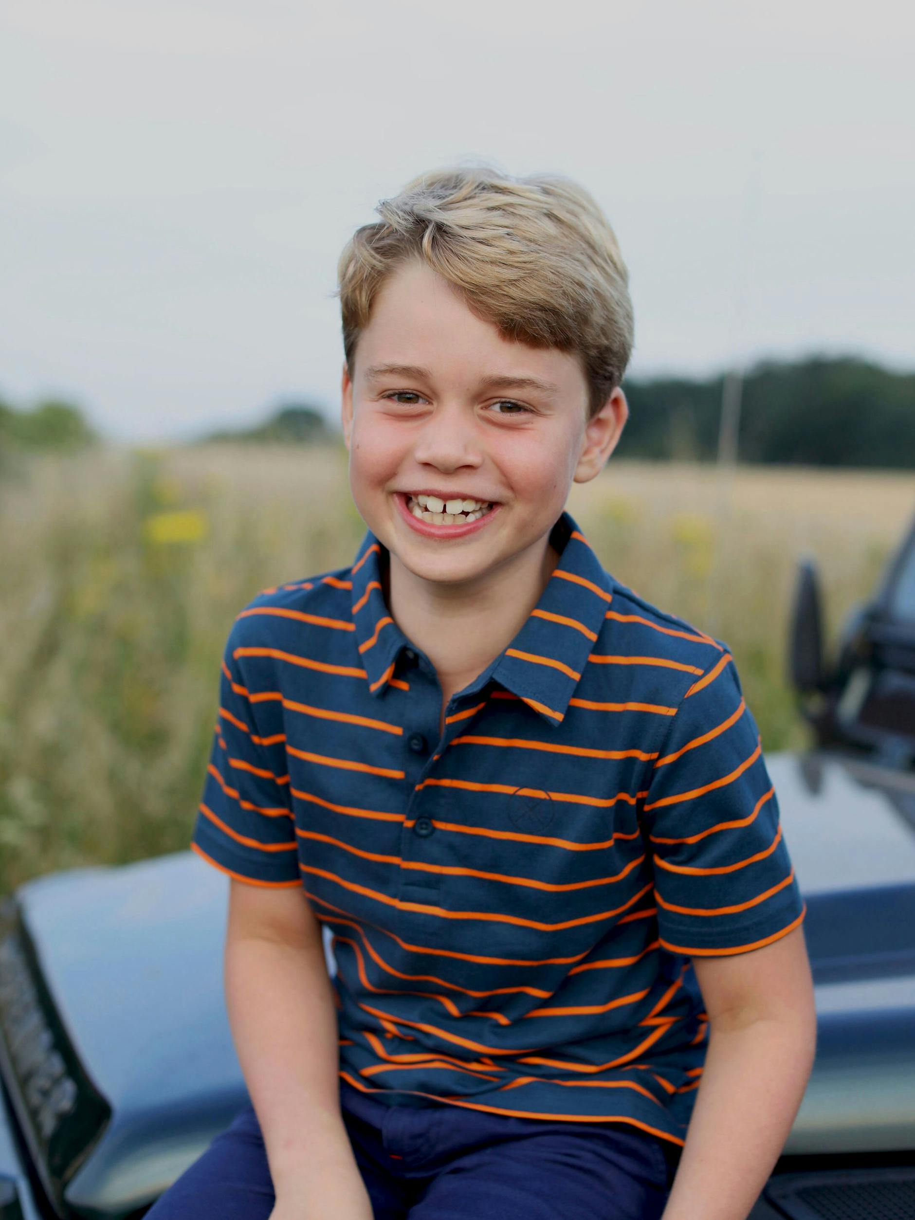 Der kleine George lacht seiner Mutter darauf von der Motorhaube eines „Land Rover Defender“ entgegen.