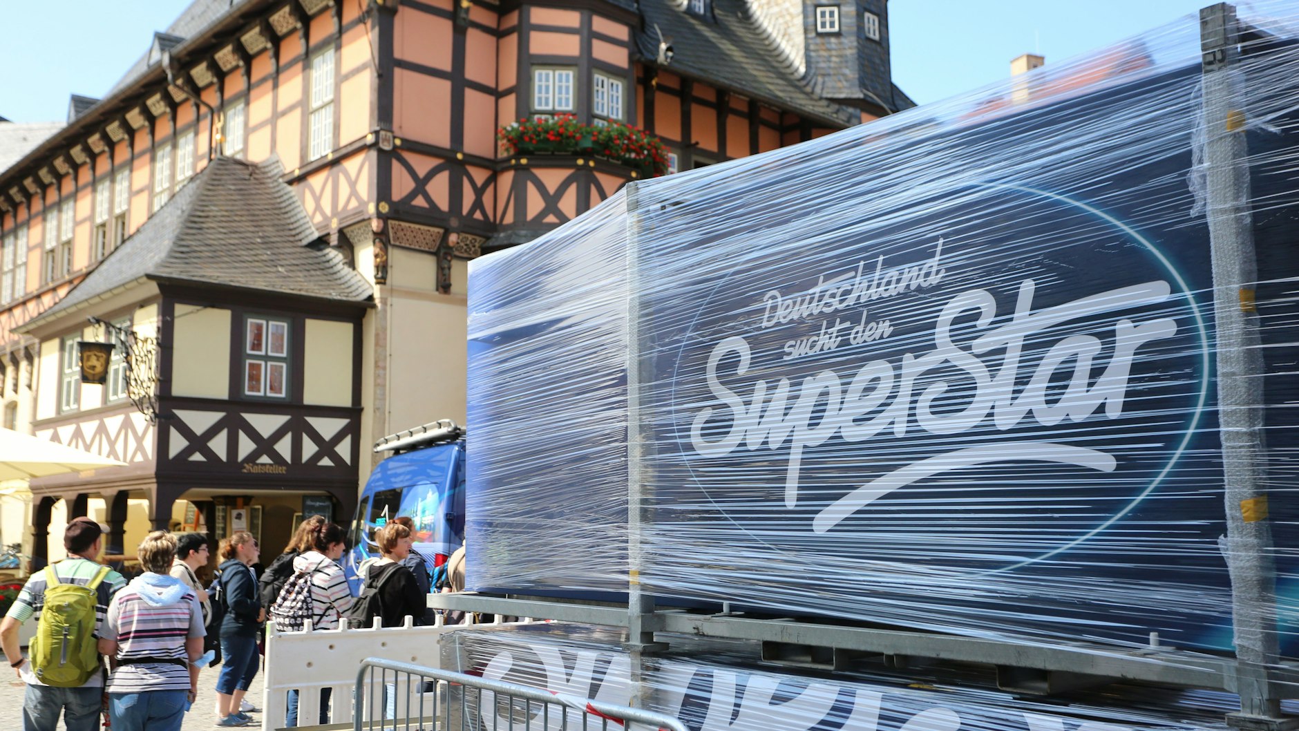 Monteure und Bühnenbauer stellen auf dem Marktplatz Kulissen und die Bühne für die neue Staffel von „Deutschland sucht den Superstar“ („DSDS“) auf.