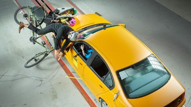 Bei einem Crash mit 30 km/h sind zwei Kinder am besten geschützt, wenn sie in Sitzen auf einem Lastenrad mit überlangem Gepäckträger („Backpacker“) gesichert sind.