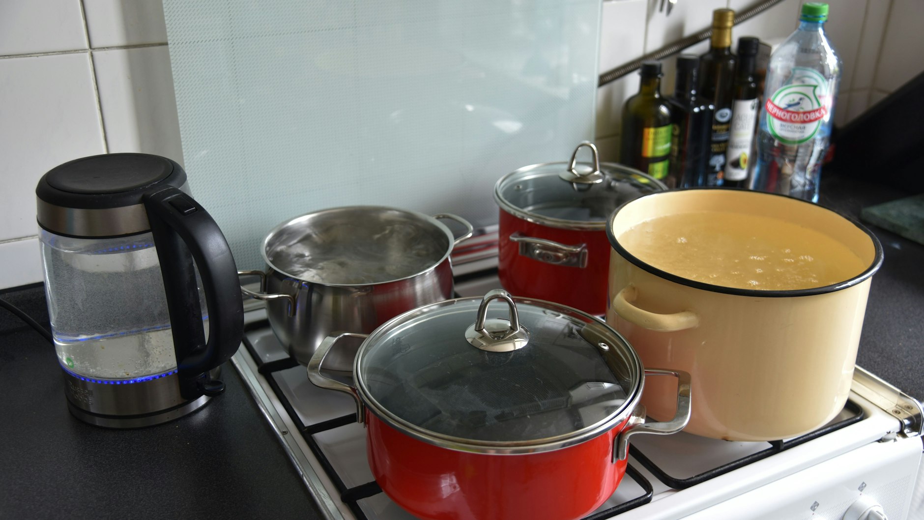 Wenn im Sommer für mehrere Tage das warme Wasser abgestellt ist, helfen sich viele Russen mit dem Kochen von Wasser, um etwa ein Bad zu nehmen.
