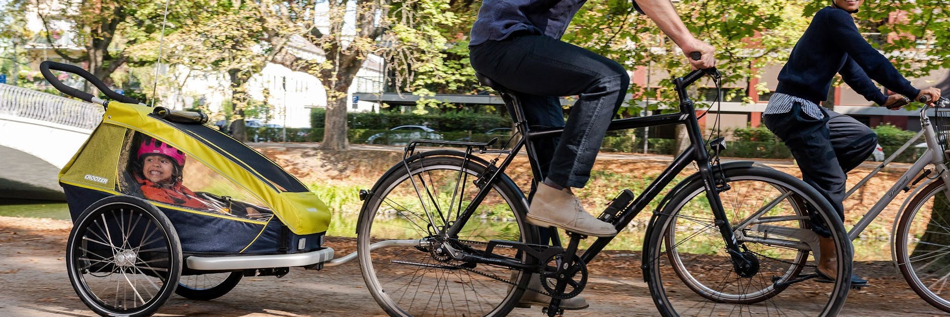 Im Gespann unterwegs: Fahrradanhänger sind ein sicherer Weg, auch zwei Kinder mit von A nach B zu nehmen. Aber es gibt eine noch bessere Lösung.