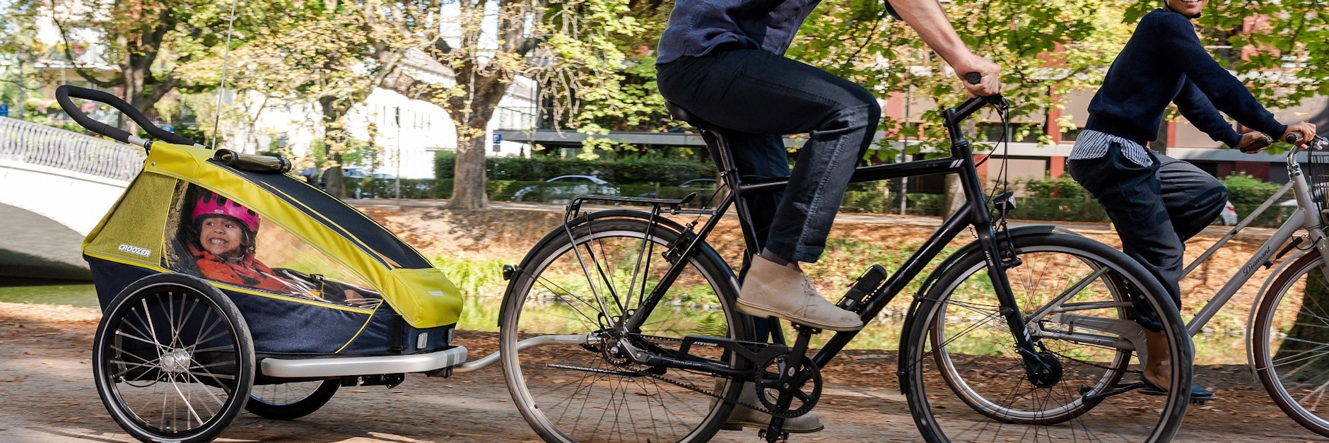Im Gespann unterwegs: Fahrradanhänger sind ein sicherer Weg, auch zwei Kinder mit von A nach B zu nehmen. Aber es gibt eine noch bessere Lösung.