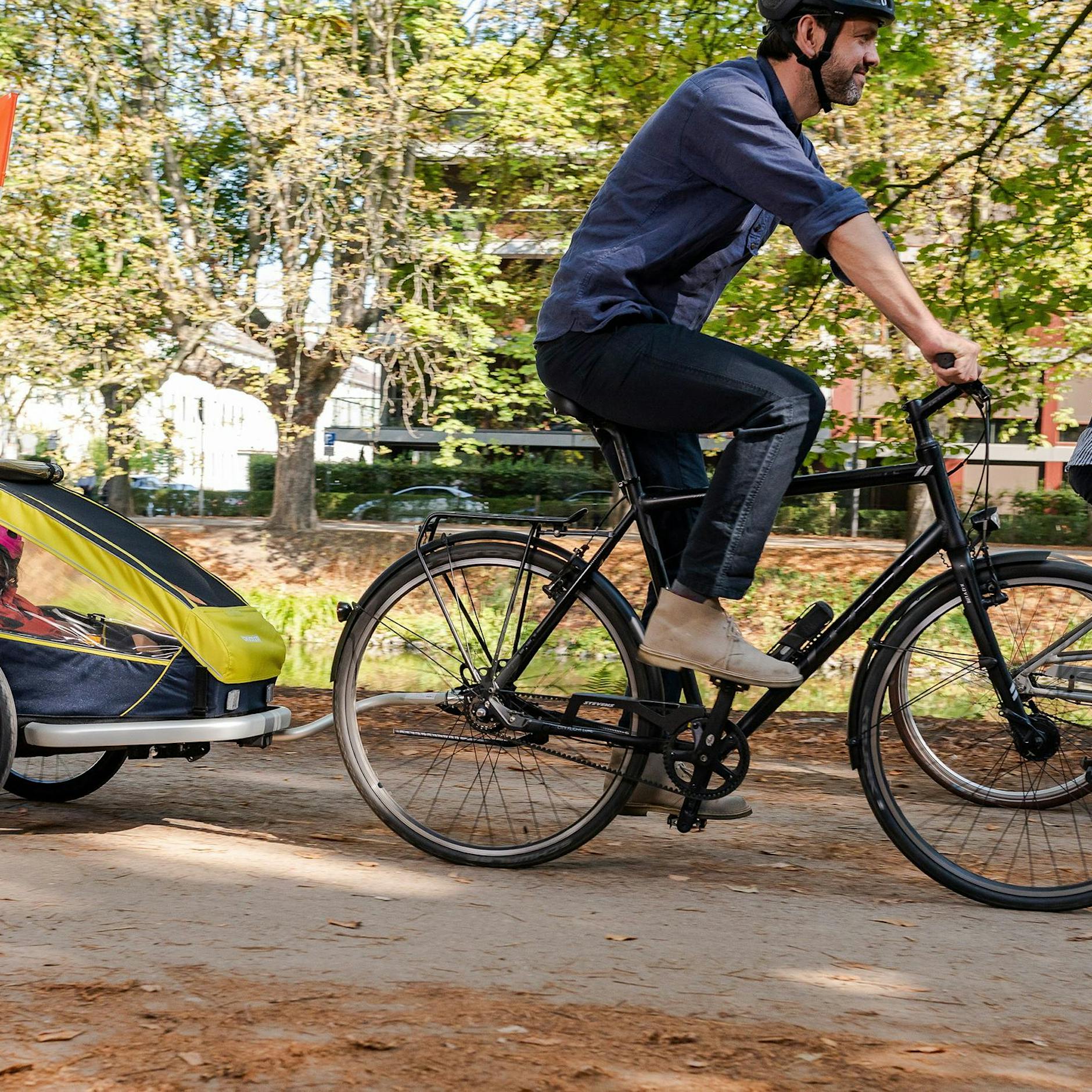 Anhänger oder Lastenrad? So nehmen Sie zwei Kinder sicher mit dem Fahrrad mit