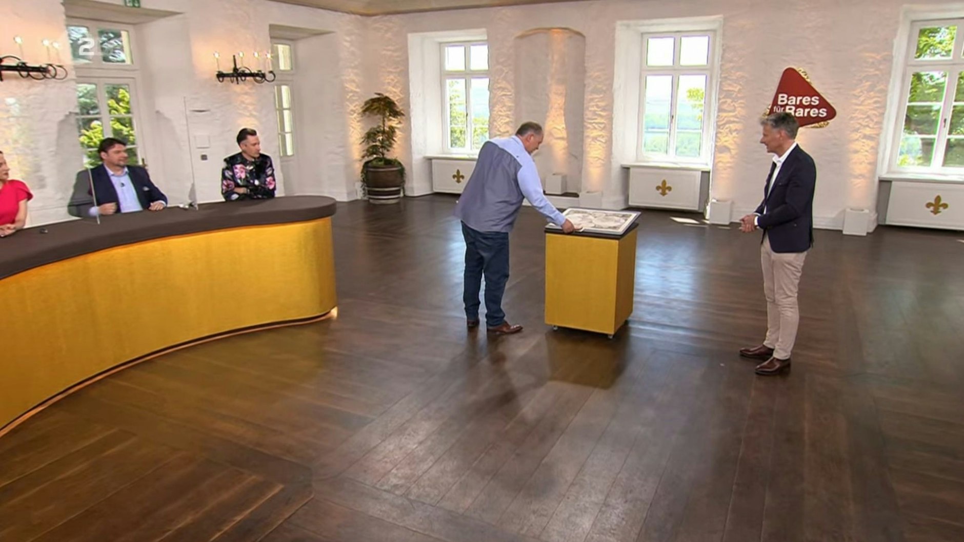 „Bares für Rares"-Händler Walter „Waldi“ Lehnertz kauft Jörg Pilawa seine Weltkarte ab.