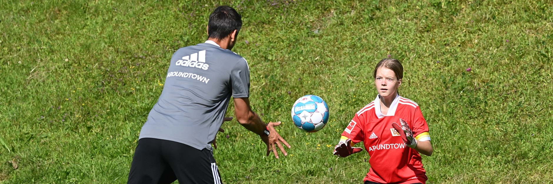 Högschde Konzentration! Unions Torwarttrainer Michael Gspurning gibt Unionfan Michelle Gerhardt eine Übungsstunde nach dem Training der Profis. 
