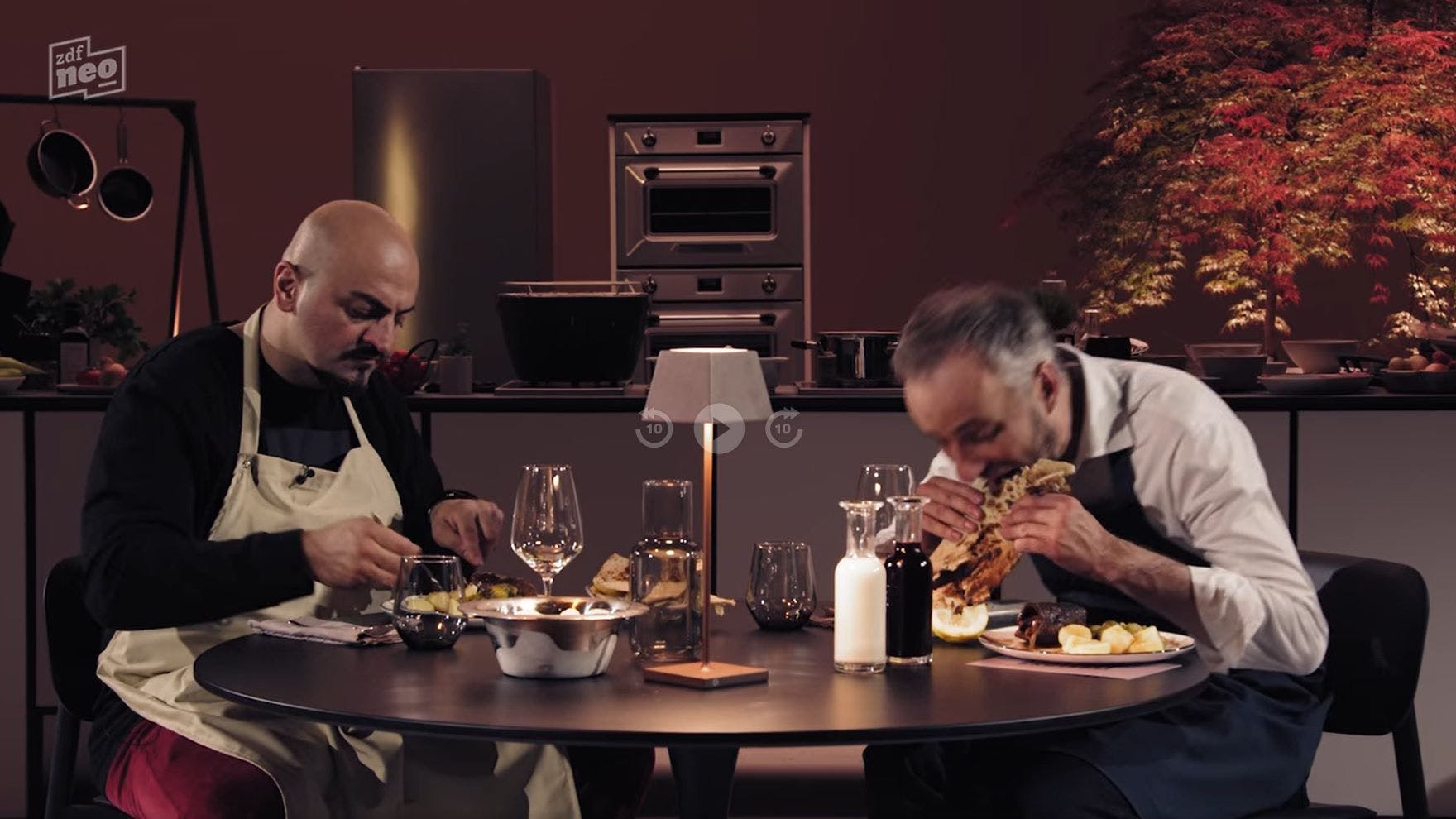 Jan Böhmermann und Xatar sind ganz hin und weg von den bei Böhmi brutzelt gekochten Gerichten.