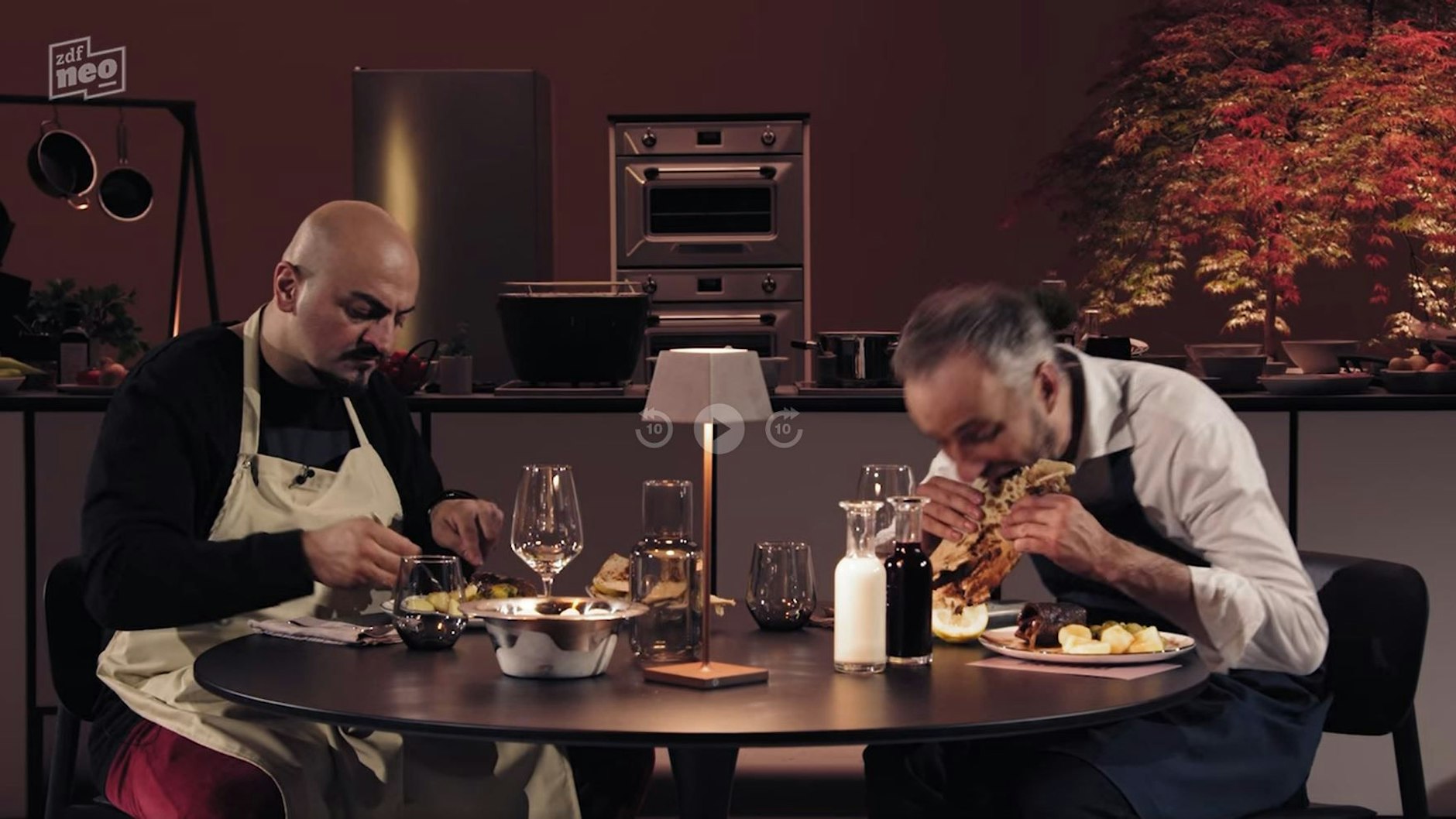 Jan Böhmermann und Xatar sind ganz hin und weg von den bei Böhmi brutzelt gekochten Gerichten.