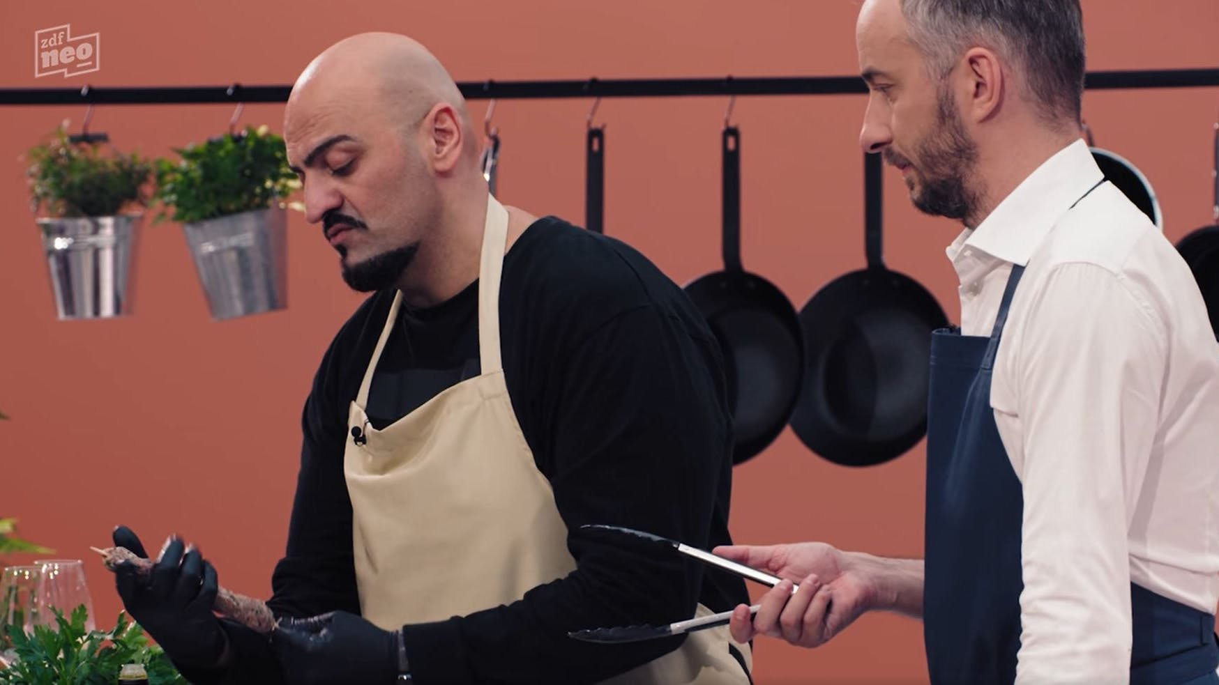 Xatar formt in Jan Böhmermanns Kochshow einen Köftespieß