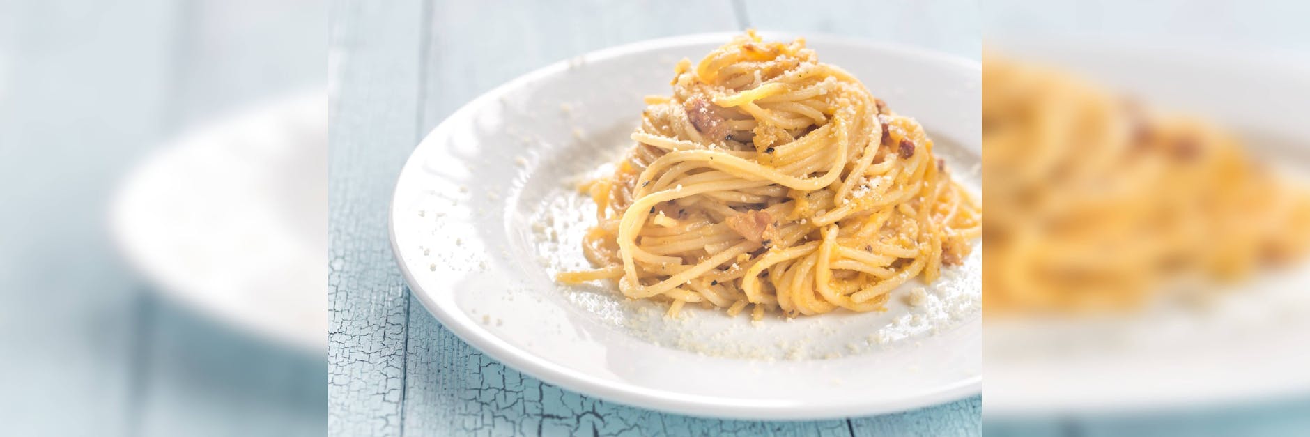 Eine originale Portion Spaghetti Carbonara mit Ei und ohne Sahne.