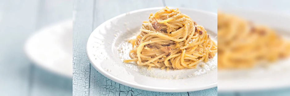 Eine originale Portion Spaghetti Carbonara mit Ei und ohne Sahne.