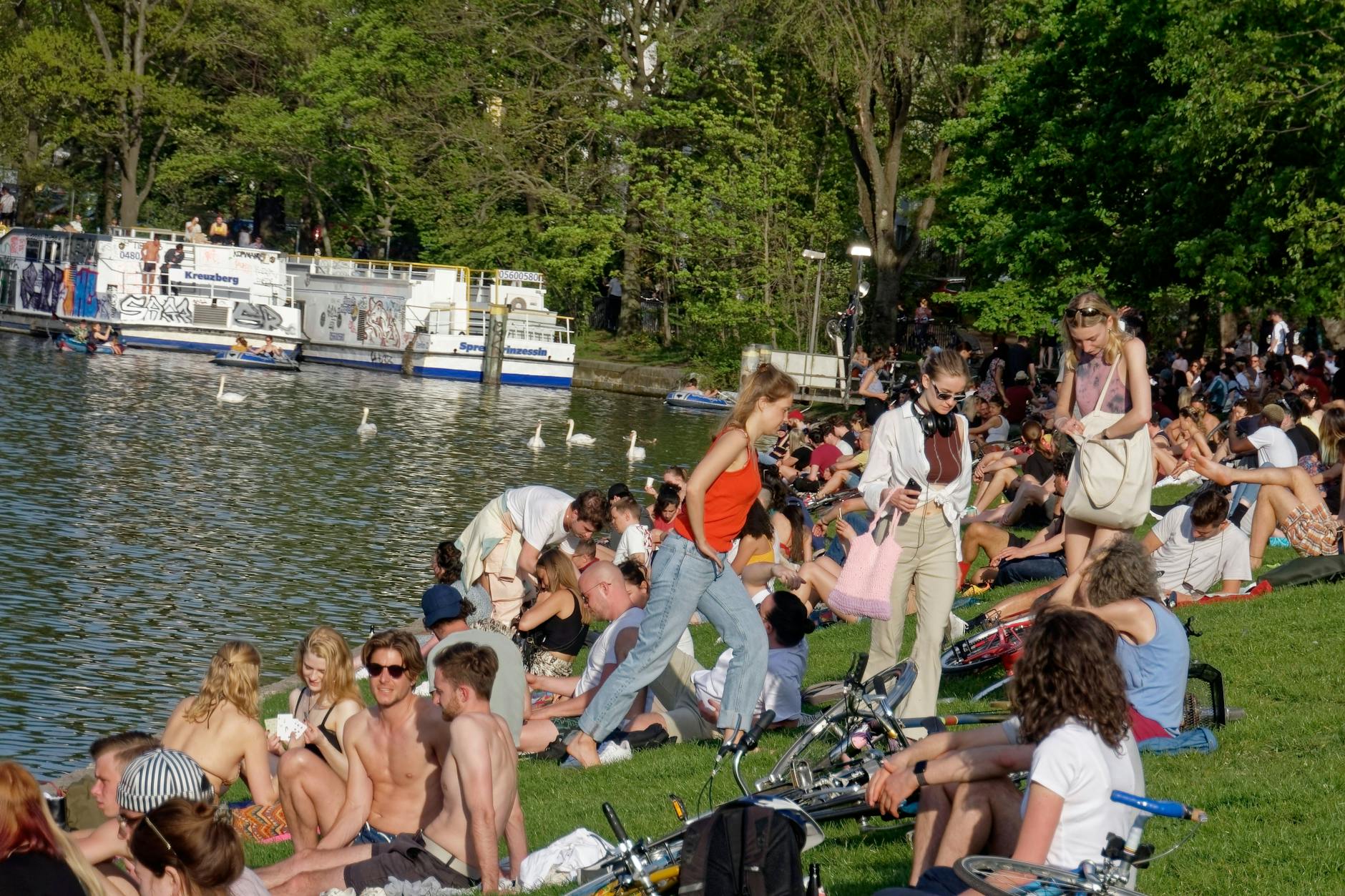 Viele junge Menschen sind noch nicht oder nicht vollständig geimpft und können schwer an Covid-19 erkranken. Der aktuelle Inzidenzanstieg ist vor allem bei zwischen 15- und 34-Jährigen zu beobachten.