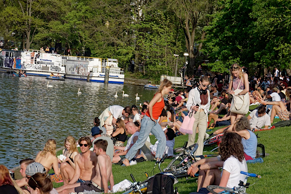 Viele junge Menschen sind noch nicht oder nicht vollständig geimpft und können schwer an Covid-19 erkranken.&nbsp;Der aktuelle Inzidenzanstieg ist vor allem bei zwischen 15- und 34-Jährigen zu beobachten.