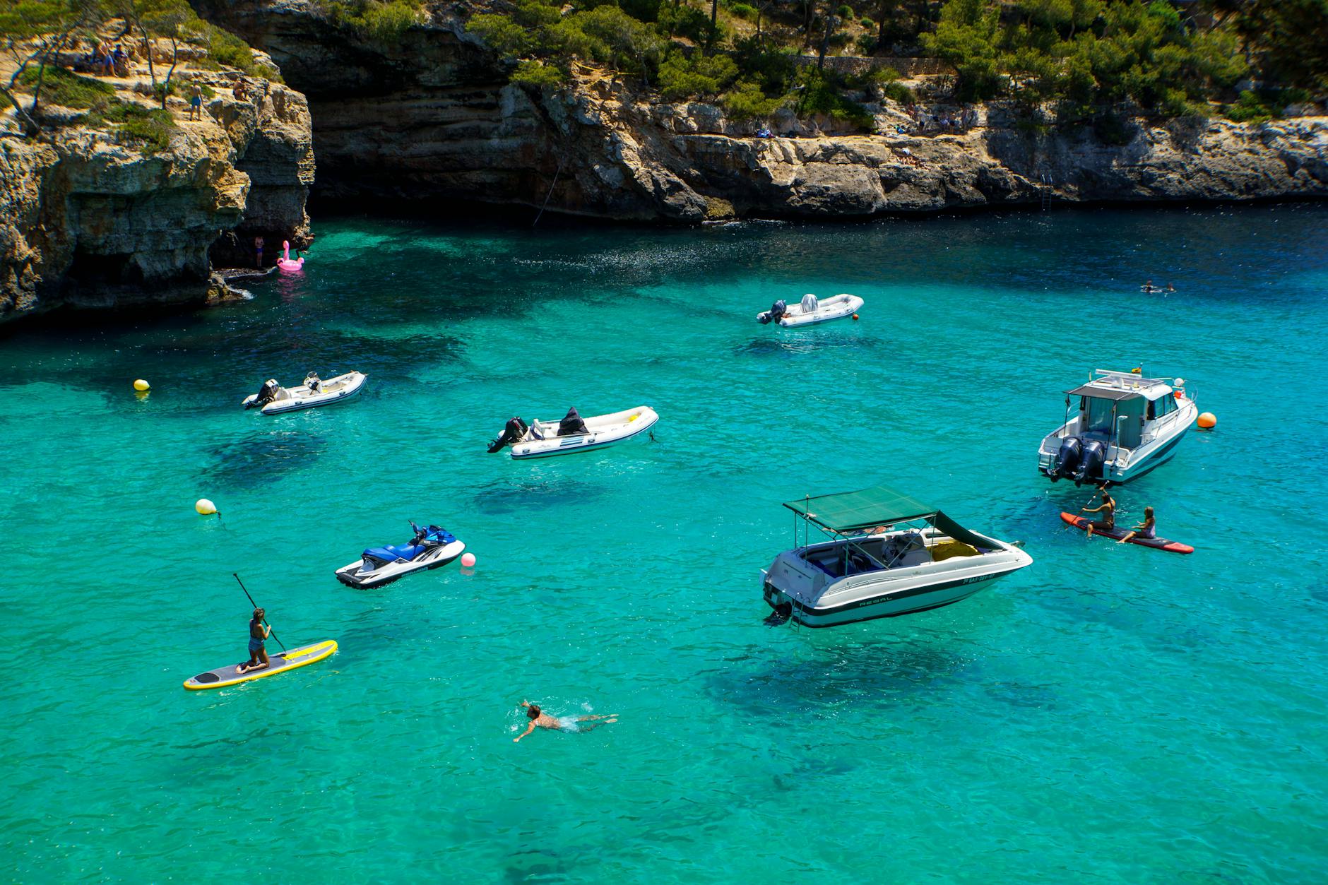 Strand und Bucht von Santanyi auf Mallorca – in einem als Hochinzidenzgebiet eingestuften Land müssen Ungeimpfte oder von Corona genesene Urlauber bei der Rückreise mindestens fünf Tage in Quarantäne.