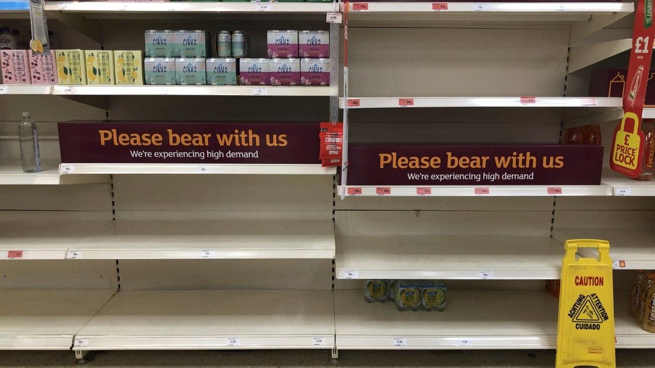 Leere Regale im Supermarkt – es fehlen Angestellte zum Auffüllen wegen der Quarantäne-Regelung.