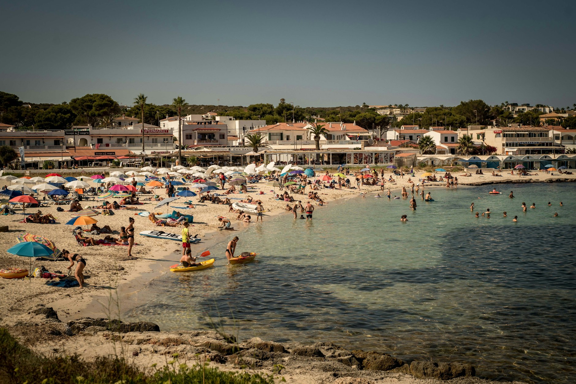 Menorca: Urlauber kühlen sich am Strand Punta Prima in Sant Lluís ab.&nbsp;