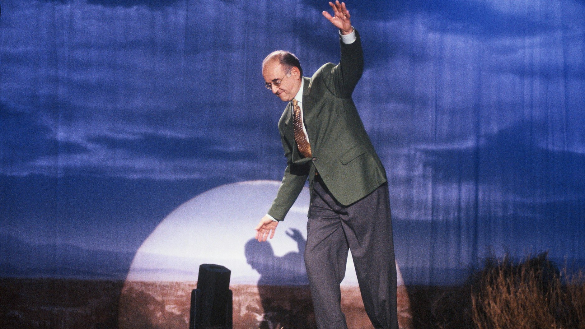 Der Moderator Alfred Biolek balanciert 1991 auf der Bühne bei einem Auftritt in der ARD Show „Mensch Meier“.