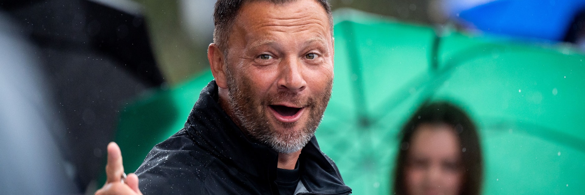 Trainer Pal Dardai von Hertha BSC hebt den Zeigefinger. Denn er wartet bisher auf Verstärkung des Kaders.